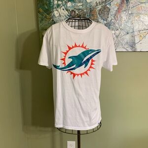 Miami Dolphins T-shirt in size L.